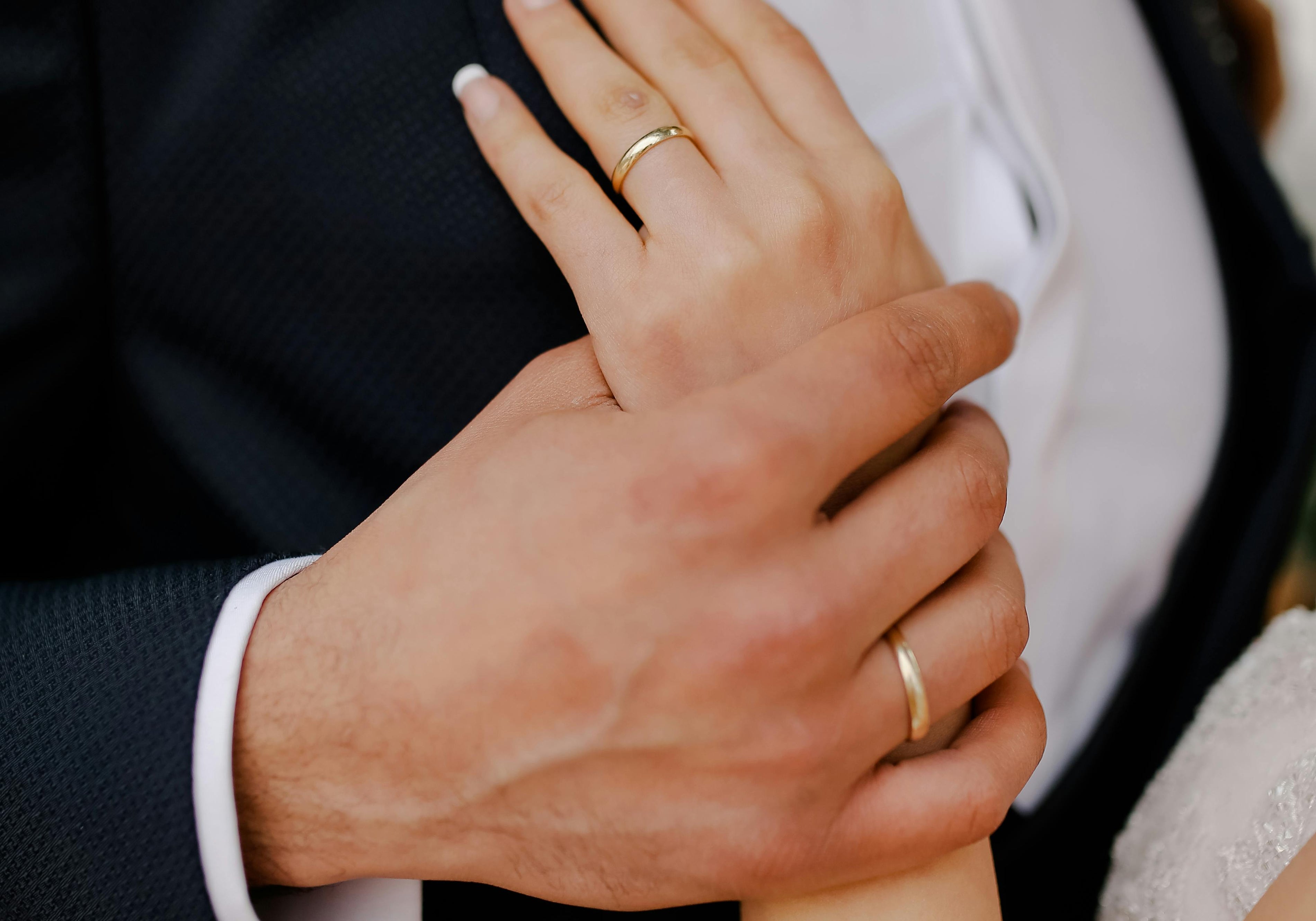 How to Choose the Perfect Wedding Ring: A Complete Guide for Couples