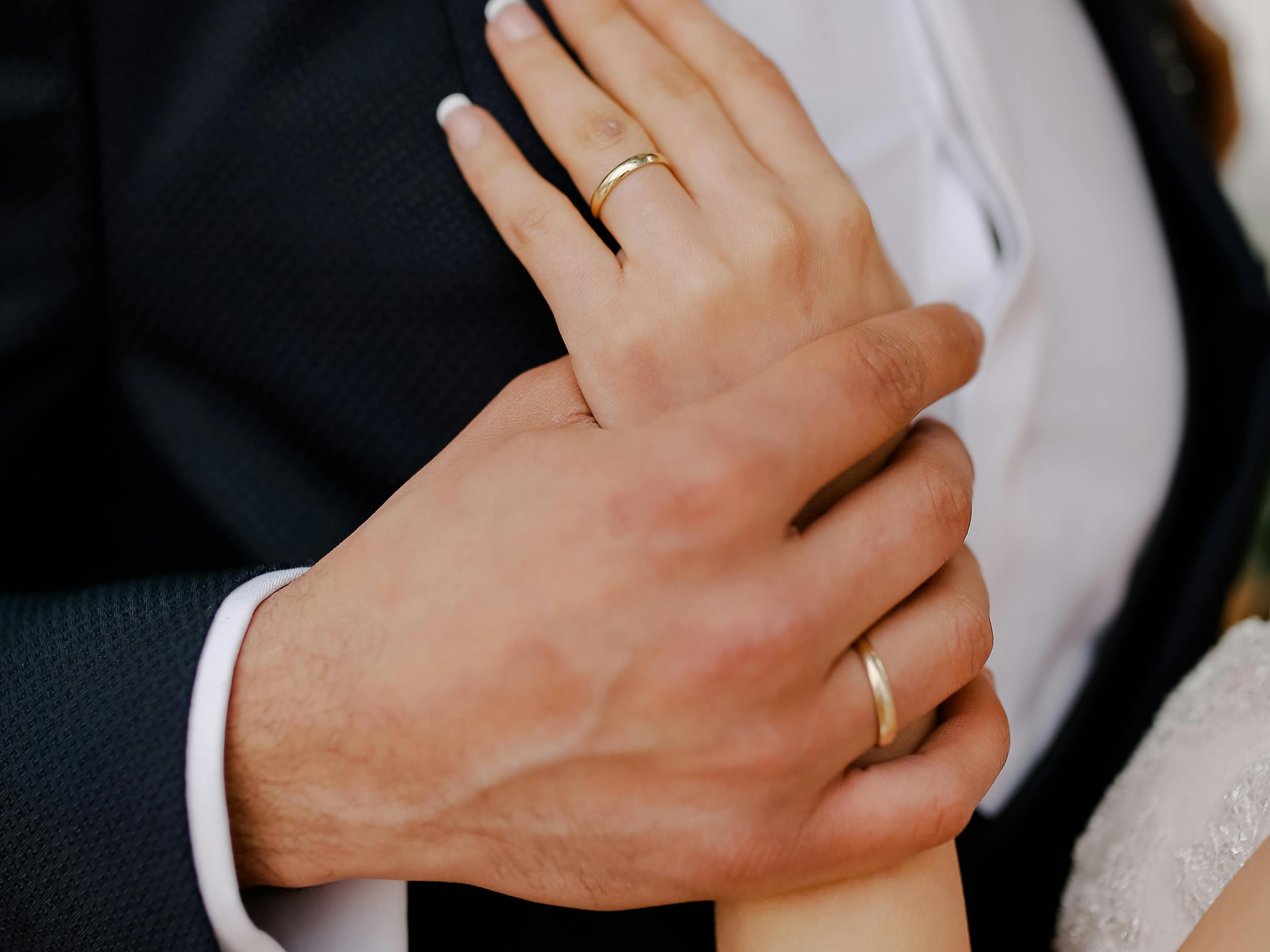 How to Choose the Perfect Wedding Ring: A Complete Guide for Couples