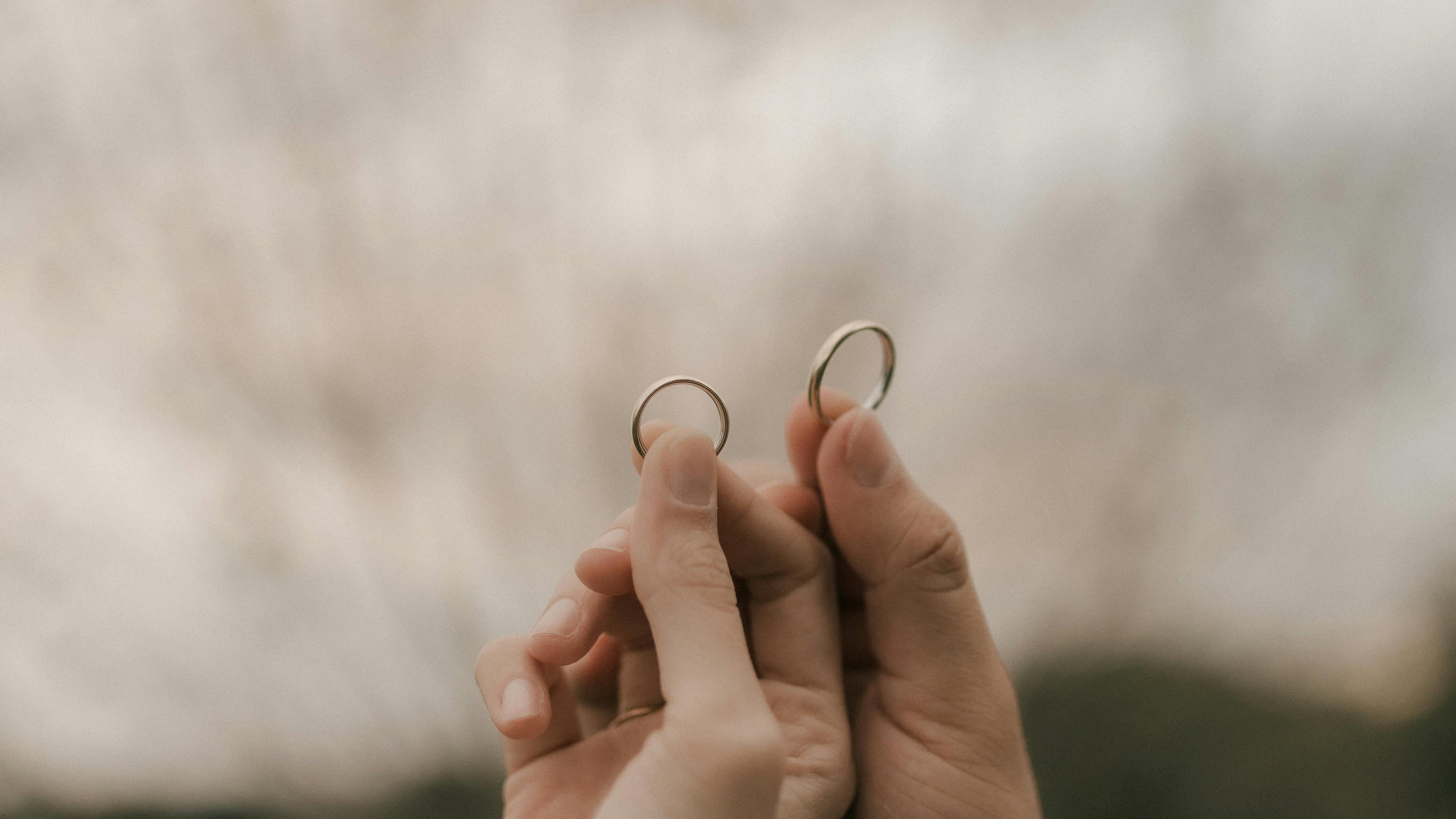 5 Moments You’ll Look at Your Wedding Ring and Feel Everything