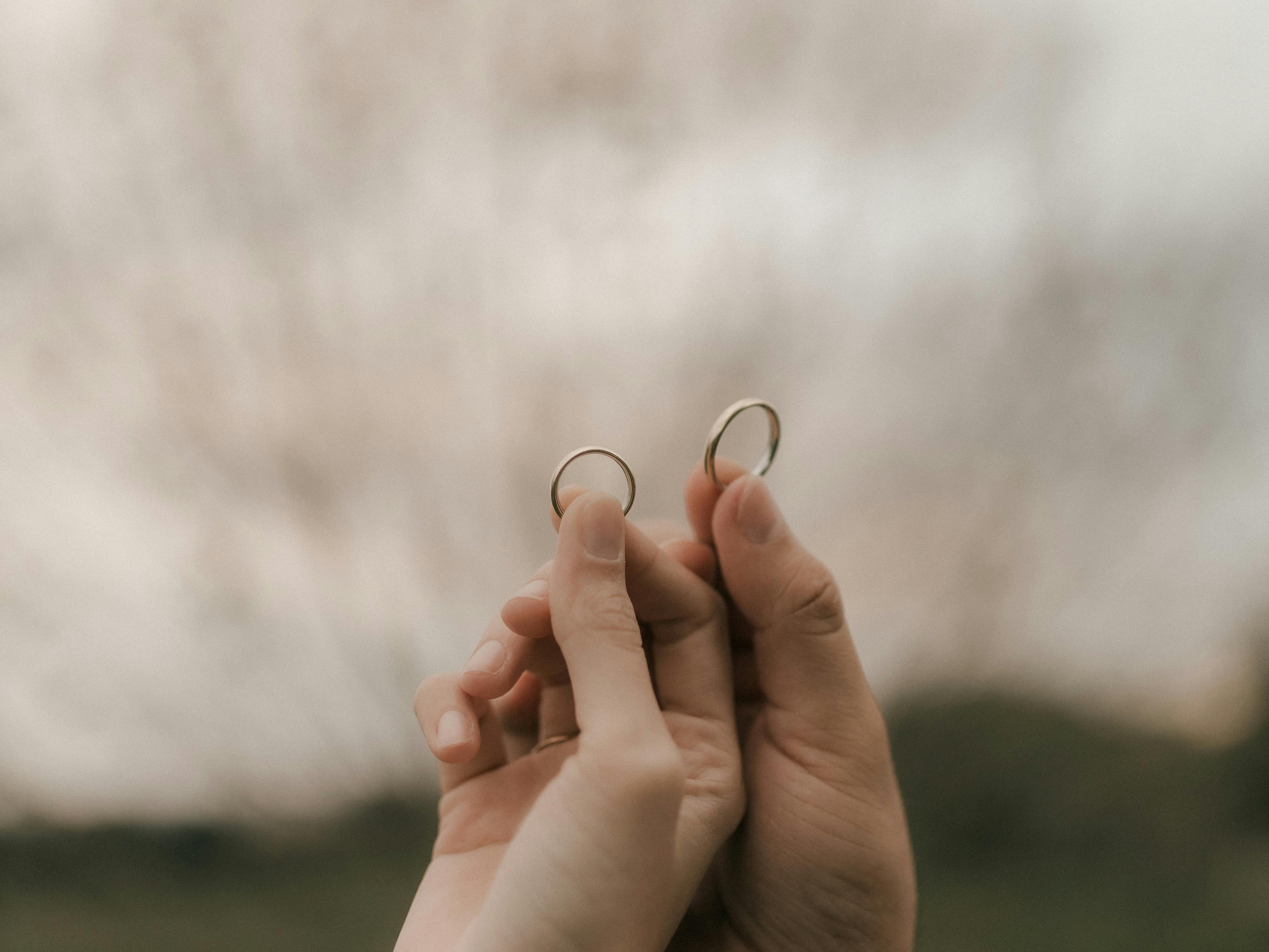 5 Moments You’ll Look at Your Wedding Ring and Feel Everything